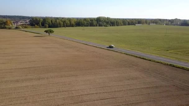 Drone disparo vehículo viaja por carretera . — Vídeo de stock