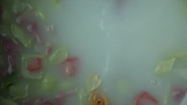 Fille dans un bain blanc avec des pétales — Video