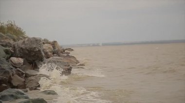 Kayalar karşı çökmesini dalgalar deniz