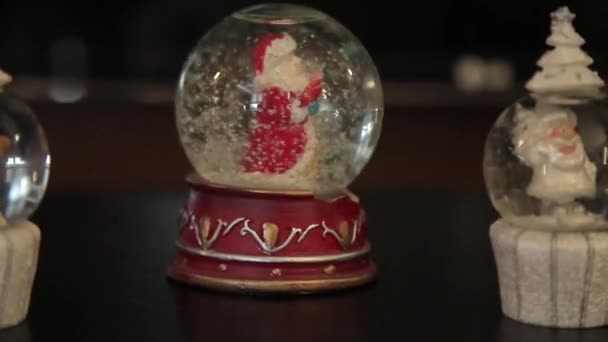 玻璃球与玩具圣诞老人里面 — 图库视频影像