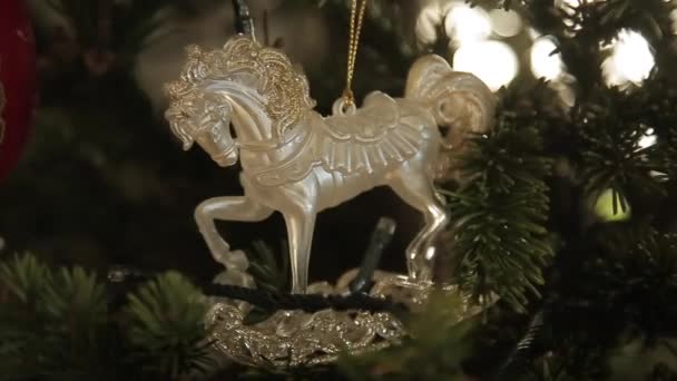 Vánoční hračka visící na stromě. — Stock video