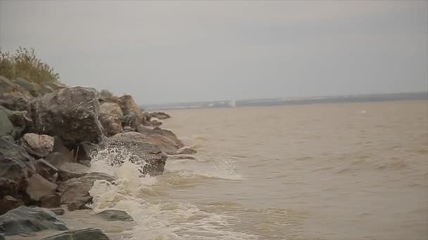 Sea waves crashing against rocks — Stock Video