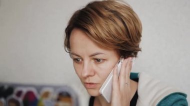 Bilgisayar çalışma ve telefonda konuşurken kız