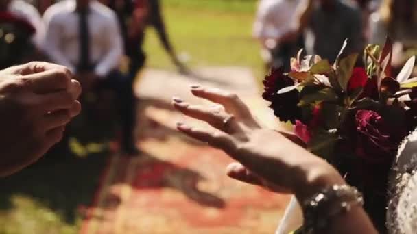 Vestido de novio de la novia un anillo en el dedo — Vídeos de Stock