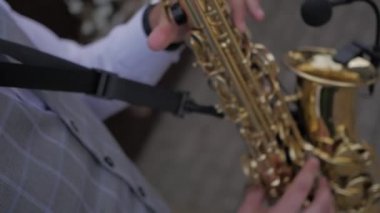 Bir adam bir köprü üzerinde çalış