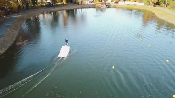 Volando sobre wakeboarding en el río 4k video aéreo . — Vídeo de stock