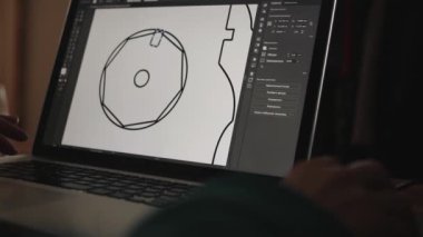 bir cad yazılımı ile bir dizüstü bilgisayar ile iş yerinde mimar