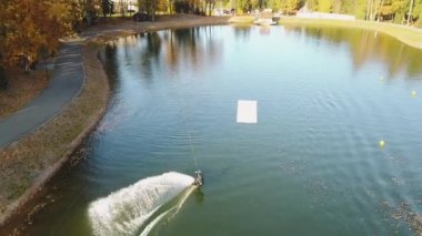 Wakeboarding üzerinde uçan nehir 4k hava video.