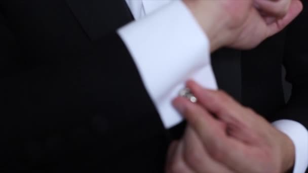 Las manos del novio de boda preparándose en traje — Vídeo de stock