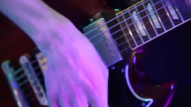 Rock müzisyeni solo gitar çalıyor. — Stok video