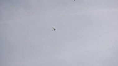 Uçan bir helikopter üst bakmak