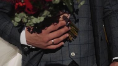 Damat parmağındaki yüzüğü gelinler eliyle tutan