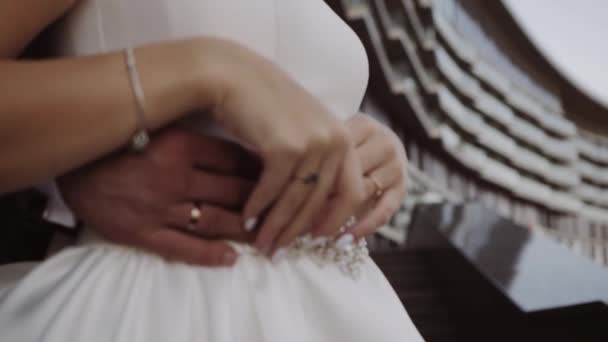 Sposo abbracciare la sposa da dietro — Video Stock