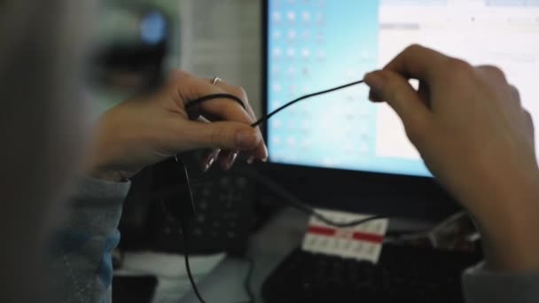 Vrouw trekt de draad aan uw vinger — Stockvideo