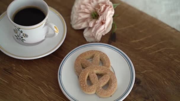 Morgon kopp kaffe med sötsaker och blommor — Stockvideo