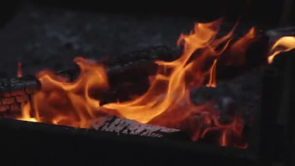 Close up tiro na madeira queimando lentamente com chama de fogo laranja — Vídeo de Stock