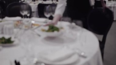 Garson ile salata yemek getiriyor