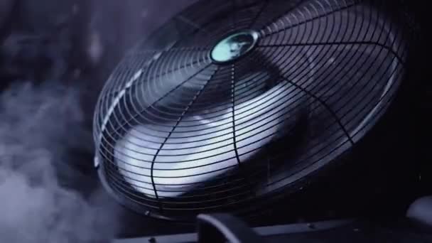 Un ventilateur souffle de la fumée sur la scène . — Video