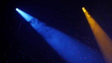 Çok renkli sahne ışıkları, ışık gösterisi konserinde.