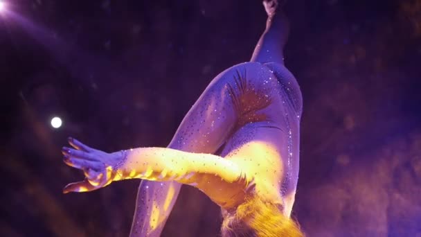 Гимнастка исполняет акробатический номер на зеркальном шаре — стоковое видео