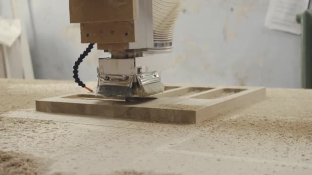 Moderne houtbewerkingsmachine met CNC, — Stockvideo