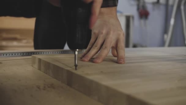 Las manos masculinas tuercen el tornillo con un destornillador — Vídeo de stock