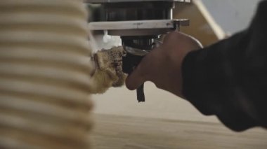 İşçi robotik makinede gerekli matkap giderir