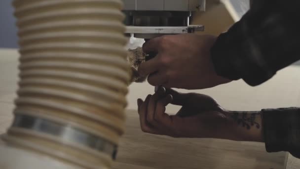 Le travailleur fixe la perceuse nécessaire dans la machine robotique — Video