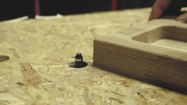 Carpinteiro raspar no torno uma peça de mobiliário. — Vídeo de Stock