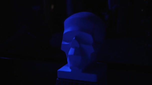 Verlichte sculptuur van een menselijke schedel — Stockvideo