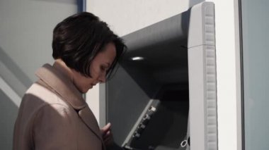 Kadın ATM klavyesindeki kodu çeviriyor