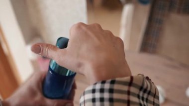 Kadınların elleri yüz için bir kavanoz tonik açar.