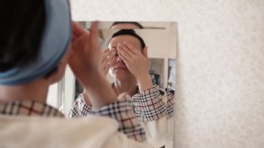 Yüz üzerinde nemlendirici krem koyarak güzel sağlıklı kadın portre.