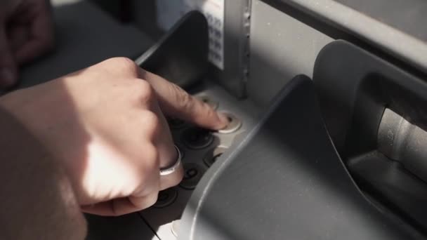 Женщина набирает код на клавиатуре банкомата — стоковое видео