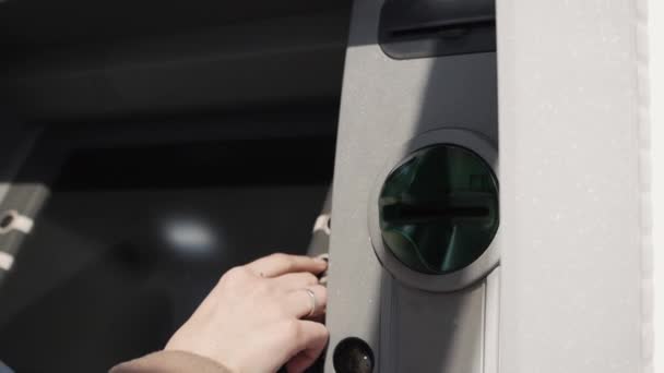 Жінка знімає гроші з банкомату — стокове відео