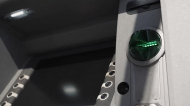 Kadın el Atm içine banka kartı ekler