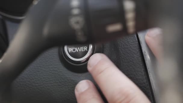Rozruch silnika samochodowego. Naciśnij palcem przycisk, aby uruchomić silnik samochodu. — Wideo stockowe