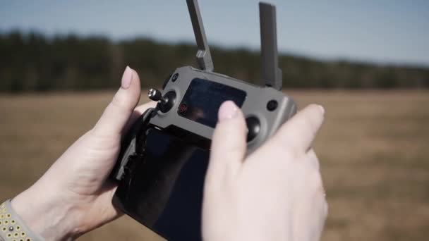 Mãos das mulheres segurando um drone de controle remoto — Vídeo de Stock