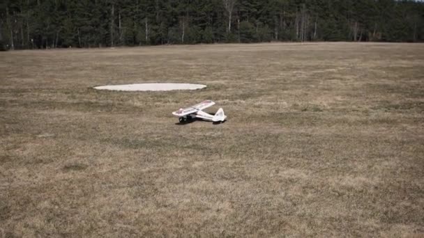 Un modèle réduit d'avion décolle du champ dans le ciel — Video