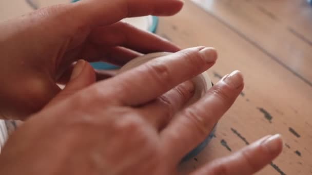 Καυκάσιος γυναίκα τα χέρια βυθίζοντας δείκτη σε κρέμα γάλακτος κοσμητική — Αρχείο Βίντεο