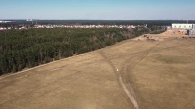 Havada uçan küçük model bir uçağın havadan görüntüleri.