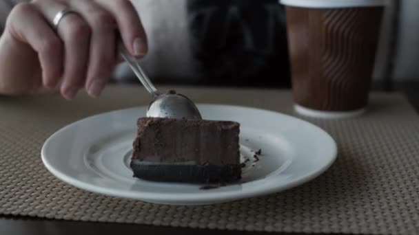 Крупным планом женская рука ломает кусочек чизкейка ложкой . — стоковое видео