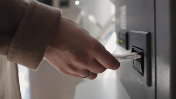 A womans hand makes a banknote to the ATM — Stock Video