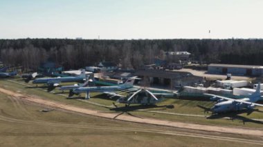 Havacılık müzesinin üzerinden havadan insansız hava aracı vuruldu. Belarus. Minsk. 4k'da çekilmiş