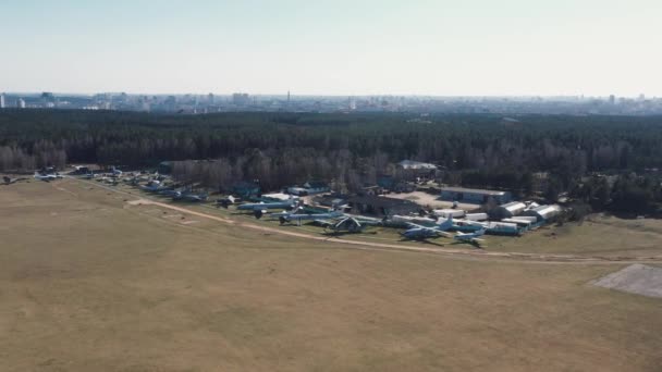 Aeronave drone disparado sobre museum.Belarus. aviação Minsk. Tiro em 4K — Vídeo de Stock