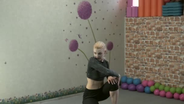Flicka i hälarna dansar i gymmet — Stockvideo