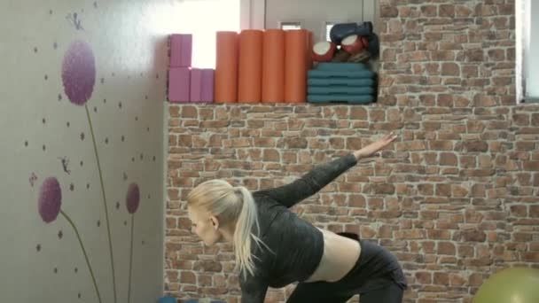 Девушка на каблуках танцует в спортзале — стоковое видео