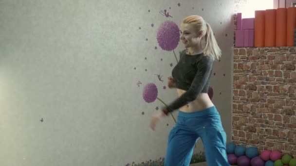 Fille crossfit entraîneur montre des exercices actifs . — Video