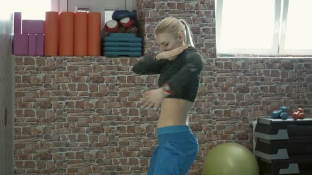 Chica crossfit entrenador muestra ejercicios activos . — Vídeo de stock