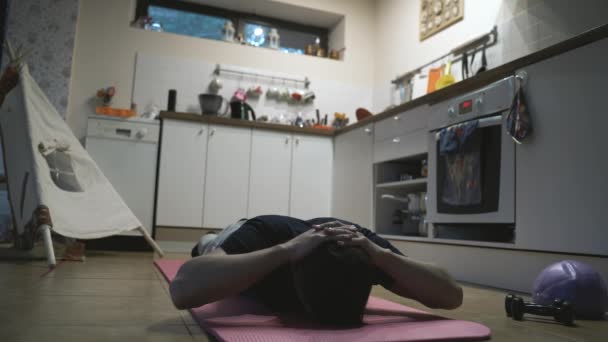 英俊的男人锻炼和做俯卧撑在厨房在家里 — 图库视频影像